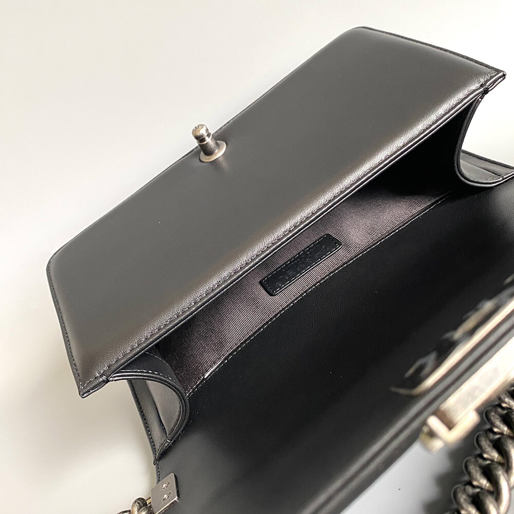 BOY CHANEL HANDBAG(TAX-FREE GRADE)